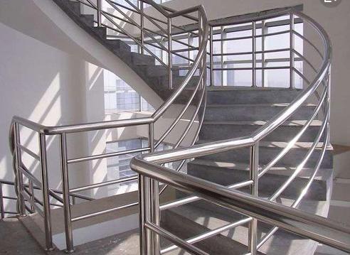 农村楼梯扶手要用实木还是不锈钢,听完老师傅分析,后悔我家装错