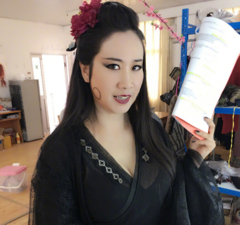 芙蓉姐姐晒剧照,秒变黑山老妖,网友:真吓人,赶快拉黑!