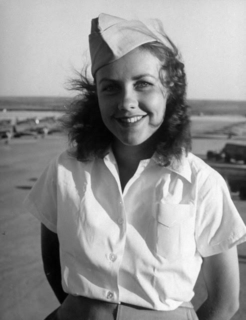 二战时,一批金发美女被日军的兽欲祸害,战后日军都被处以绞刑