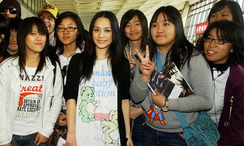 盘点:这些年明星和粉丝合影 你认出几个人?