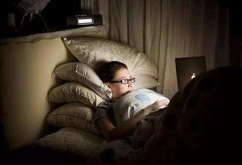 20岁姑娘经常熬夜刷手机致角膜穿孔?看完你还敢熬夜吗?