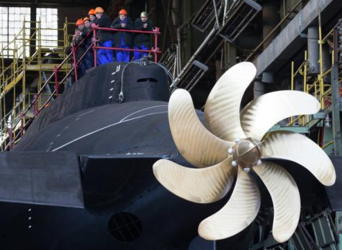 传统潜艇都是通过机械轴的传动来驱动螺旋桨,从而推动潜艇前进,这种