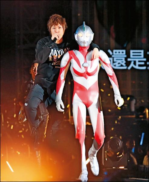 五月天演唱会奥特曼助阵,粉丝新年愿望脱撸,阿信直言:没希望了