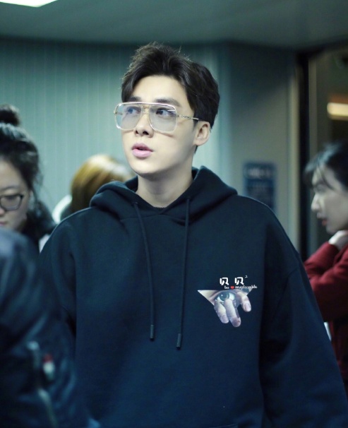 李易峰戴着不规则眼镜演绎酷帅时尚风!