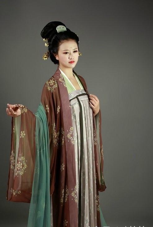 “粉胸半掩疑暗雪,坐时衣带萦纤草,行即裙裾扫落梅”