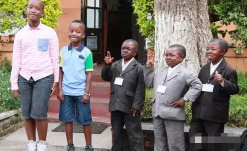 这个名族的人被称为"非洲俾格米人",如今这个民族的人在世界上濒临