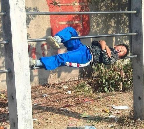 搞笑图片小朋友你这样睡觉不怕掉下来