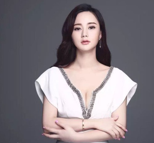 这位是身材很好的吴一迪,从照片上来看她的皮肤非常的白.