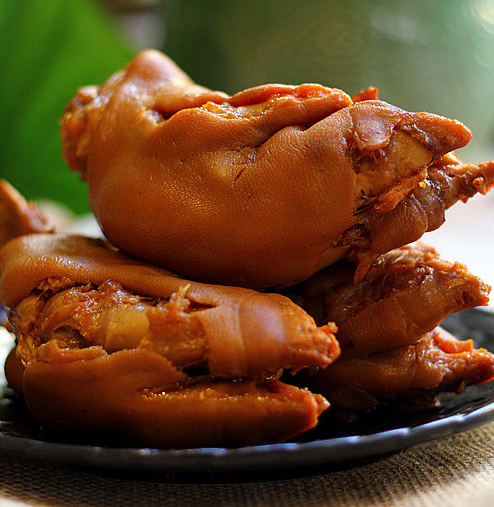 猪蹄不是只有红烧 卤卤味道更棒 一道美味的过年菜哦!