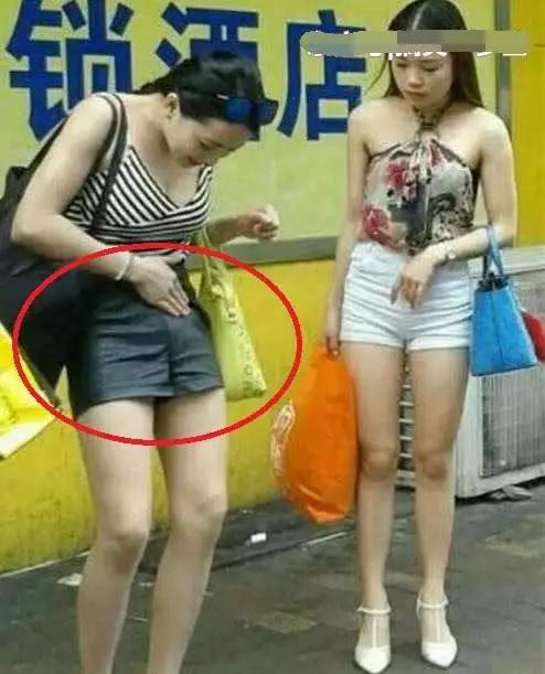 搞笑:妹子当街这样整理自己短裤,就不怕男生看到误会你吗