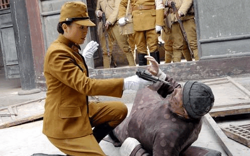 而这些女军官,她们往往足智多谋,心狠手辣,还十分漂亮,经常成为一些人