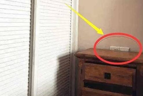 没有确定好位置,这设计太不合理了,居然三分之二的插座都给床头柜给