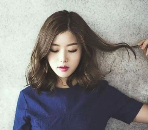 其实选择一款显脸小的发型不难,很多女生发型都有修颜手里的效果哟