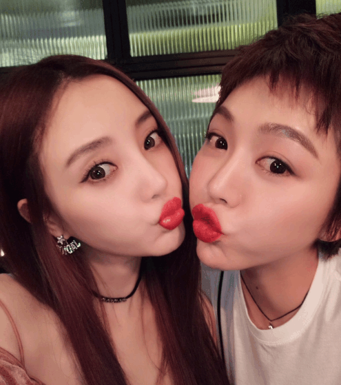 李小璐晒圣诞节照片, 网友吐槽: 请原谅我脸盲只认识马苏