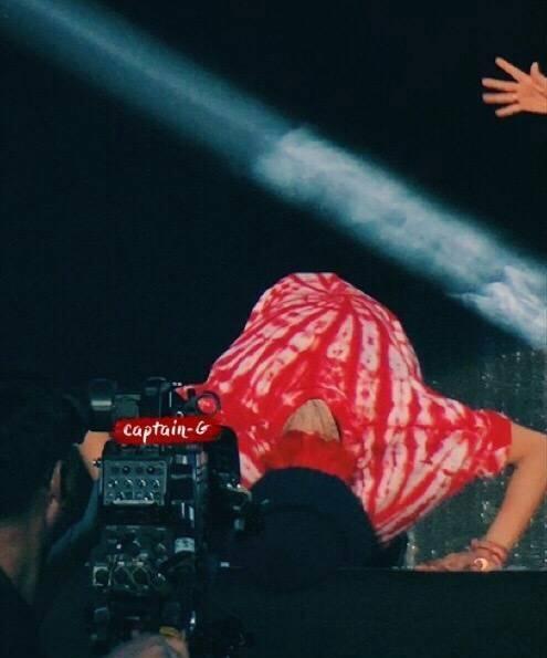 杜海涛跪"偶像"被骂惨,权志龙跪拜粉丝获赞誉无数