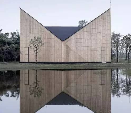 两个相交的三角形体量形成"蝶形"的屋顶造型.