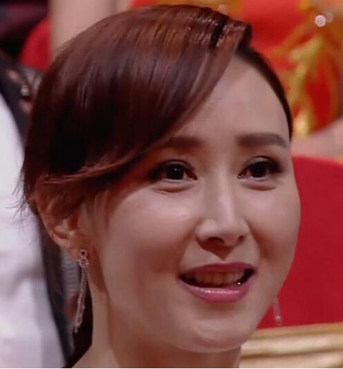 镜头大特写下的女星,景甜唐艺昕皮肤零瑕疵,网友:她皮肤最差