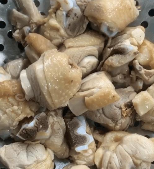 今天用鸡腿和土豆做土豆炖鸡,方法简单又美味