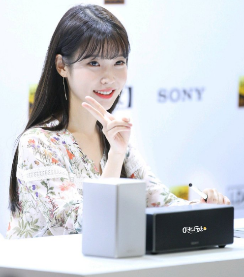 iu花仙子造型,空气刘海更显清新俏皮,颜值爆击