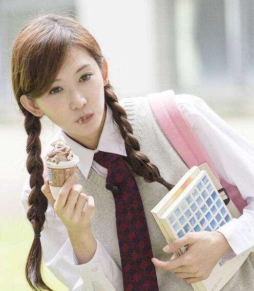 演艺圈里的才女42岁的林志玲就的算在其中,她长的肤白貌美,大长腿