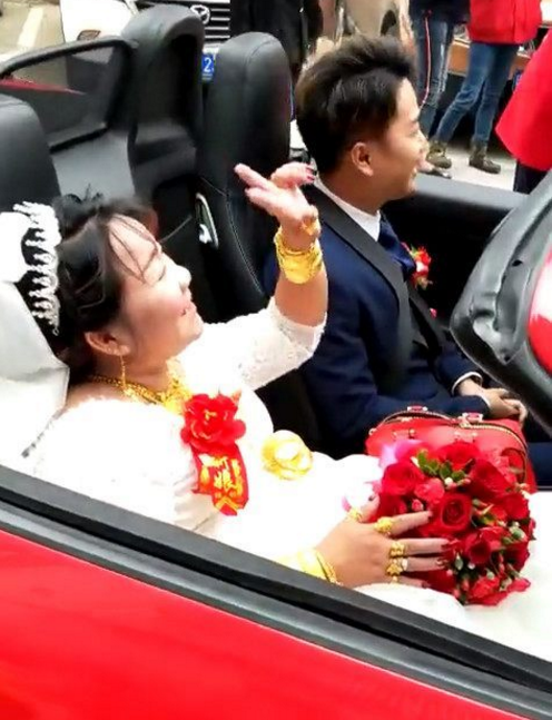 23岁小伙娶38岁富婆,倒贴彩礼还送豪车,小伙却说自己是真爱!