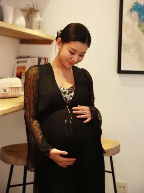 李小萌黑纱大肚将临盆,爸爸王雷对孩子有很多期待
