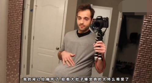 外国小哥肚绑篮球亲自体验怀孕大肚子的生活