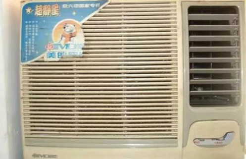 空调,这在90年代那可是奢侈品,就算买的起,那也是用不起,看看电表在那