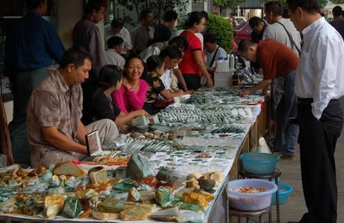 这些卖石头的地方恍如"菜市场",摆着地摊却谈着上百万的生意!