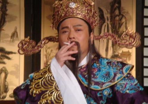 此人手握一把金锏锏上刻有九条盘龙打死一位皇帝减少一条龙