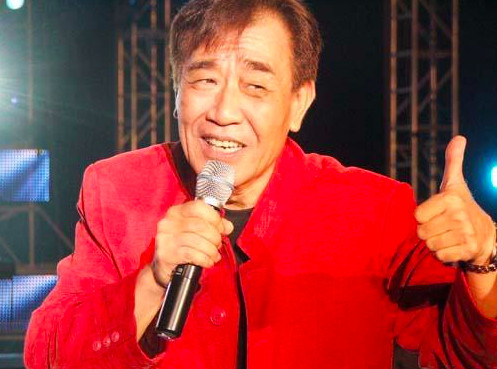 第一个穿牛仔裤上台的老牌明星,如今因肺钙化暴瘦10斤被禁止演出