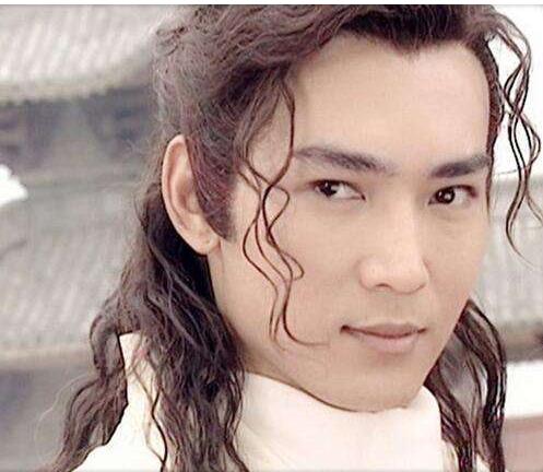 在1998年,焦恩俊更是成为琼瑶旗下签约艺首位艺人,和蒋勤勤,朱茵等