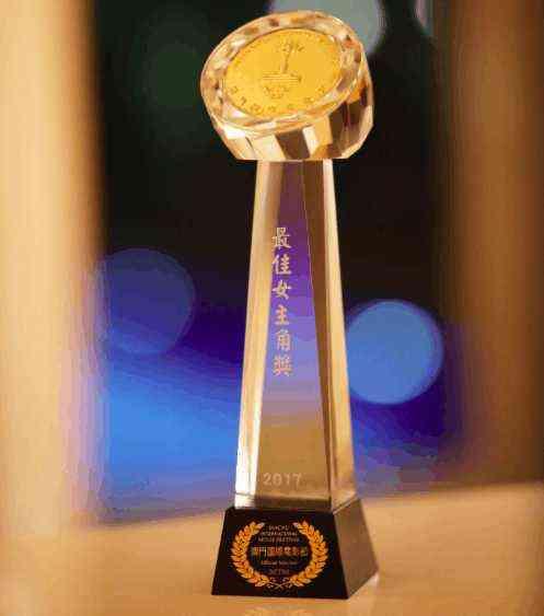 章子怡再封后获金莲花奖:给我的大女儿!葛荟婕:好一朵"百合"