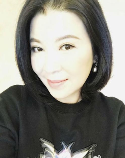 22岁成国家一级演员,被前夫骗走3000万,现嫁小13岁老公甜蜜如初