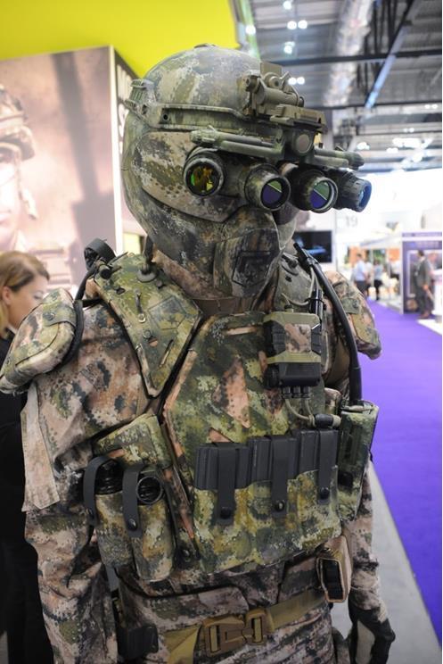 中国未来战士一亮相技惊四座