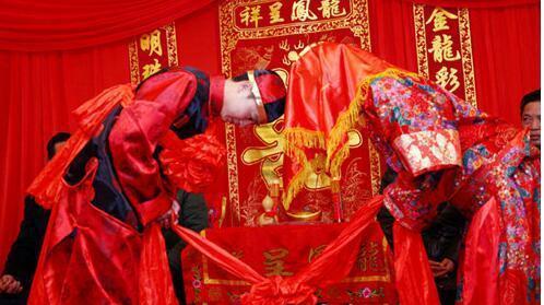 古代女子出嫁前一夜母亲为女儿准备的压箱底的几件神秘物品