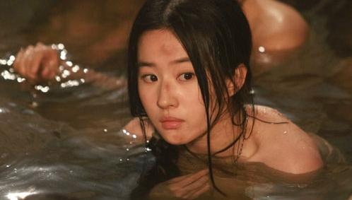 女星影视沐浴照:范冰冰柳岩性感,赵丽颖调皮,关晓彤最壮实