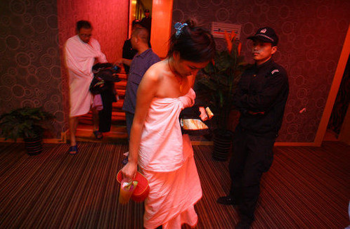 扫黄奇闻:失足三姐妹藏身高档小区,为掩人耳目学孟母三迁
