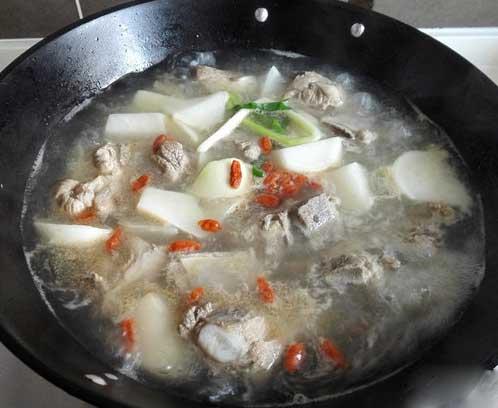 排骨汤的正确做法有菜又有肉炖上一大锅好吃补钙还不冷
