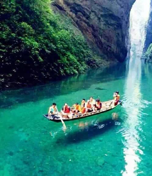 游客在距鹤峰县城6公裡远的屏山躲避峡划船,清澈见底的河上,船行上面