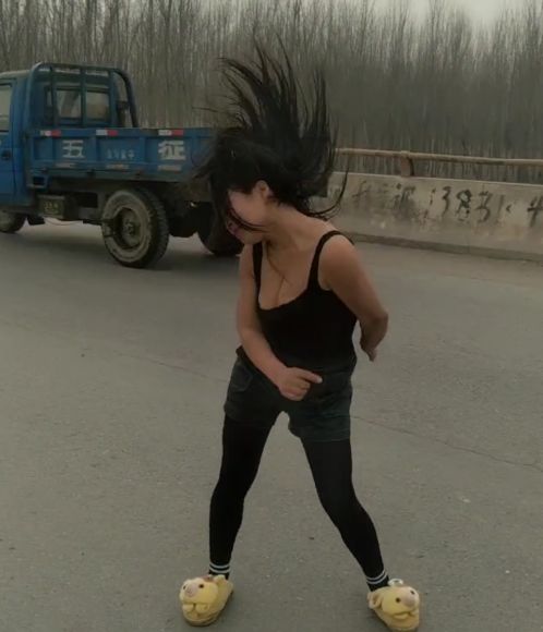 永年一年轻女子货车顶上大跳摇头舞网友又疯一个