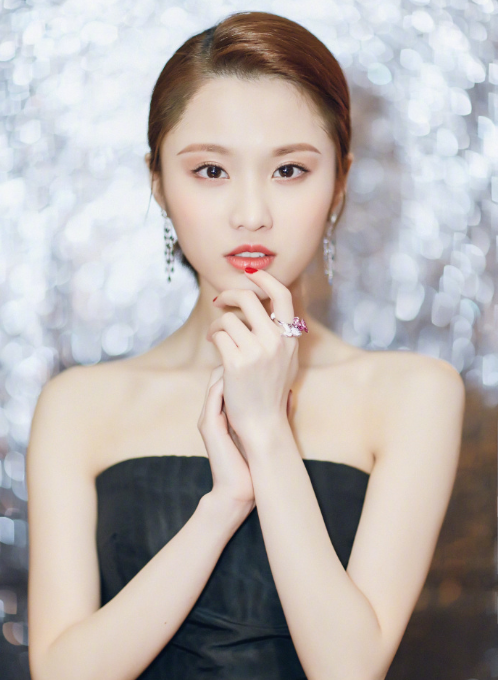 93年的女星被母亲催婚引网友热议,默默的看了眼身份证,好心酸!