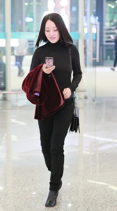 杨钰莹真大胆!紧身毛衣勒出bra,网友:这么穿怎么可能嫁的出去