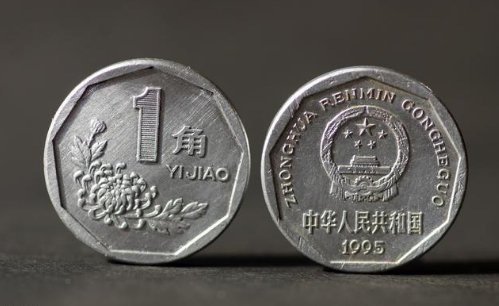 父亲酒店门口捡一毛钱被亲家耻笑,结账时老板免单才知父亲不一般