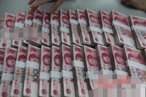 男子街头花三百块钱买山寨手机,回家后发现手机里有八百万