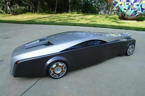 这台酷似棺材的车,即使是挂劳斯莱斯车标,应该也没有人会买吧!