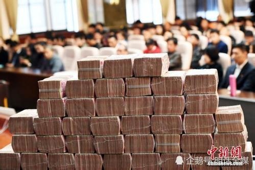 5000万现金堆满桌子,像拍宣传片一样发钱,求当事人心理阴影面积