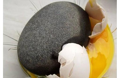 鸡蛋碰石头惨状图片图片