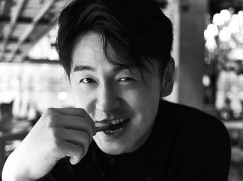 雷佳音机场比心有点呆,搭肩老友笑得合不拢嘴!