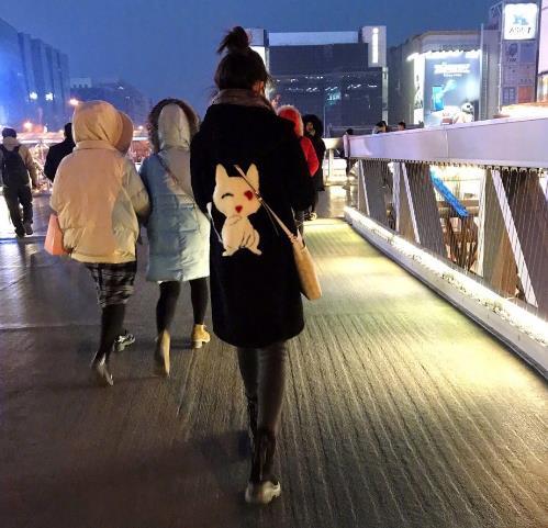 2月6号的照片,看背影最起码瘦了10斤以上的林妙可,看来是真的只有懒